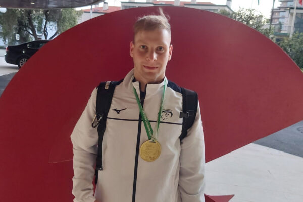 מארק מליאר עם מדליית הזהב באליפות אירופה בשחייה פראלימפית (צילום: רון בולוטין)