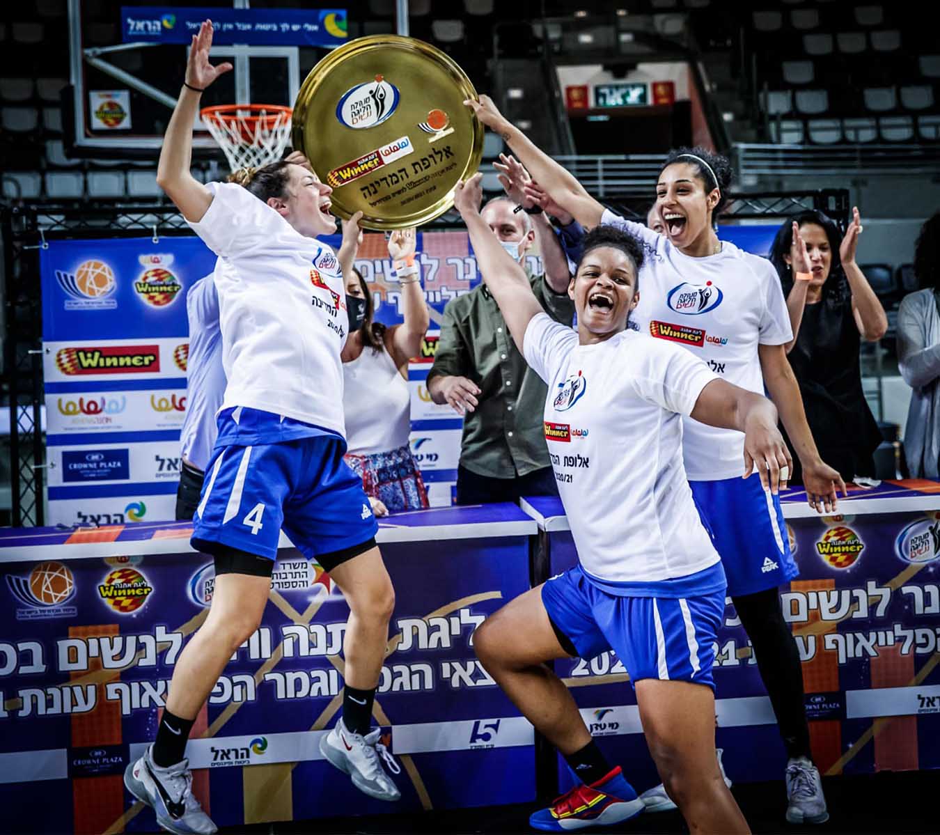 שחקניות מכבי עירוני רמת גן עם צלחת האליפות (צילום: מנהלת ליגת העל לנשים בכדורסל)