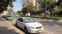 רכב חונה על יד הכביש (צילום: Roman Yanushevsky / Shutterstock.com)