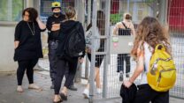 תלמידים נכנסים לבית ספר (צילום ארכיון: אבשלום שושני / פלאש 90)