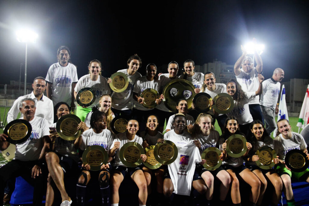 מ.ס קרית גת זוכה אליפות המדינה לנשים בכדורגל (צילום: שאול גרינפלד)