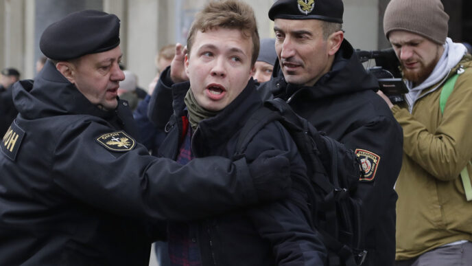 הבלוגר הבלארוסי רומן פרוטאסביץ' נעצר בבלארוס (צילום: AP/Sergei Grits)