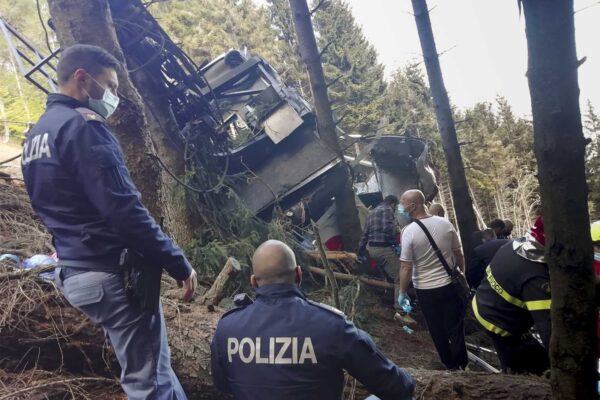 כוחות הצלה עובדים ליד הריסות הרכבל על צלע הר מוטרונה (צילום: Italian Police via AP)