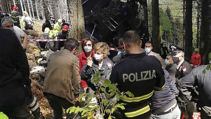 כוחות הצלה עובדים ליד הריסות הרכבל על צלע הר מוטרונה (צילום: Italian Police via AP)