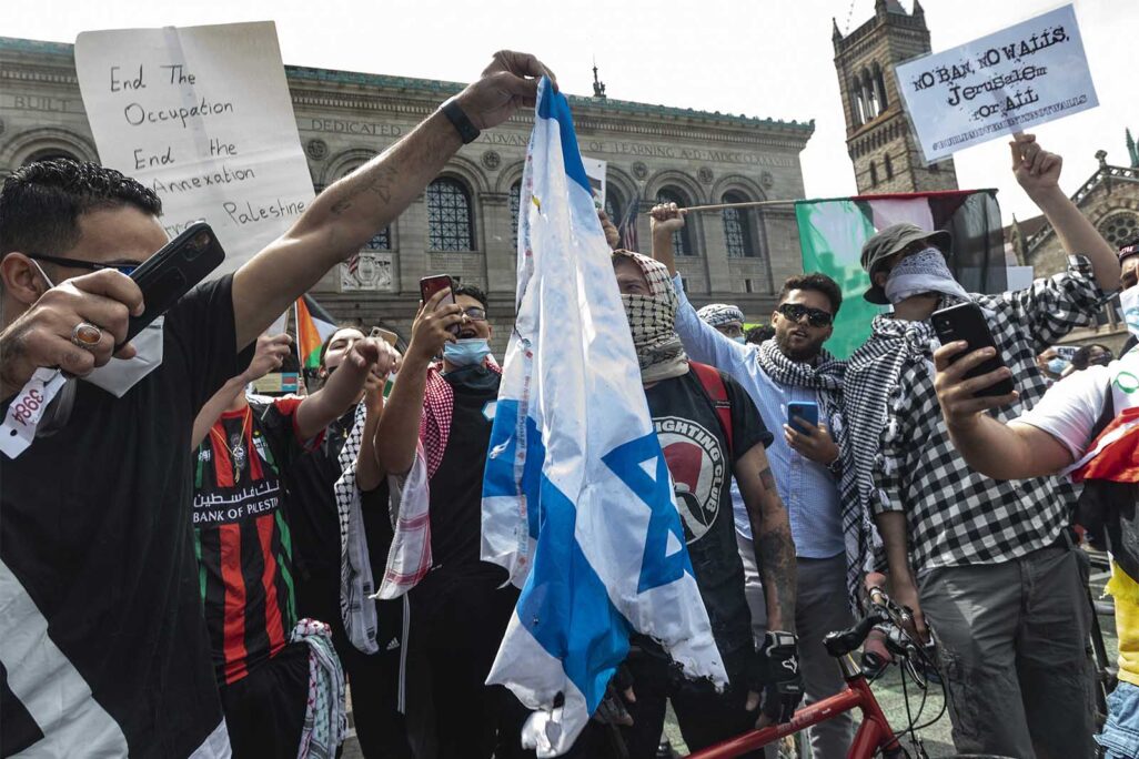 מפגינים קורעים דגל ישראל בעצרת פרו פלסטיני בבוסטון, ארה"ב (צילום: Keiko Hiromi/AFLO)