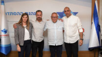 חתימת הסכם ועד אלפא
בפלאפון ובזק בינלאומי. מימין: יחיאל שמן, ארנון בר-דוד, יקי חלוצי ולימור ליברמן לביא (צילום: אגף הדוברות בהסתדרות)