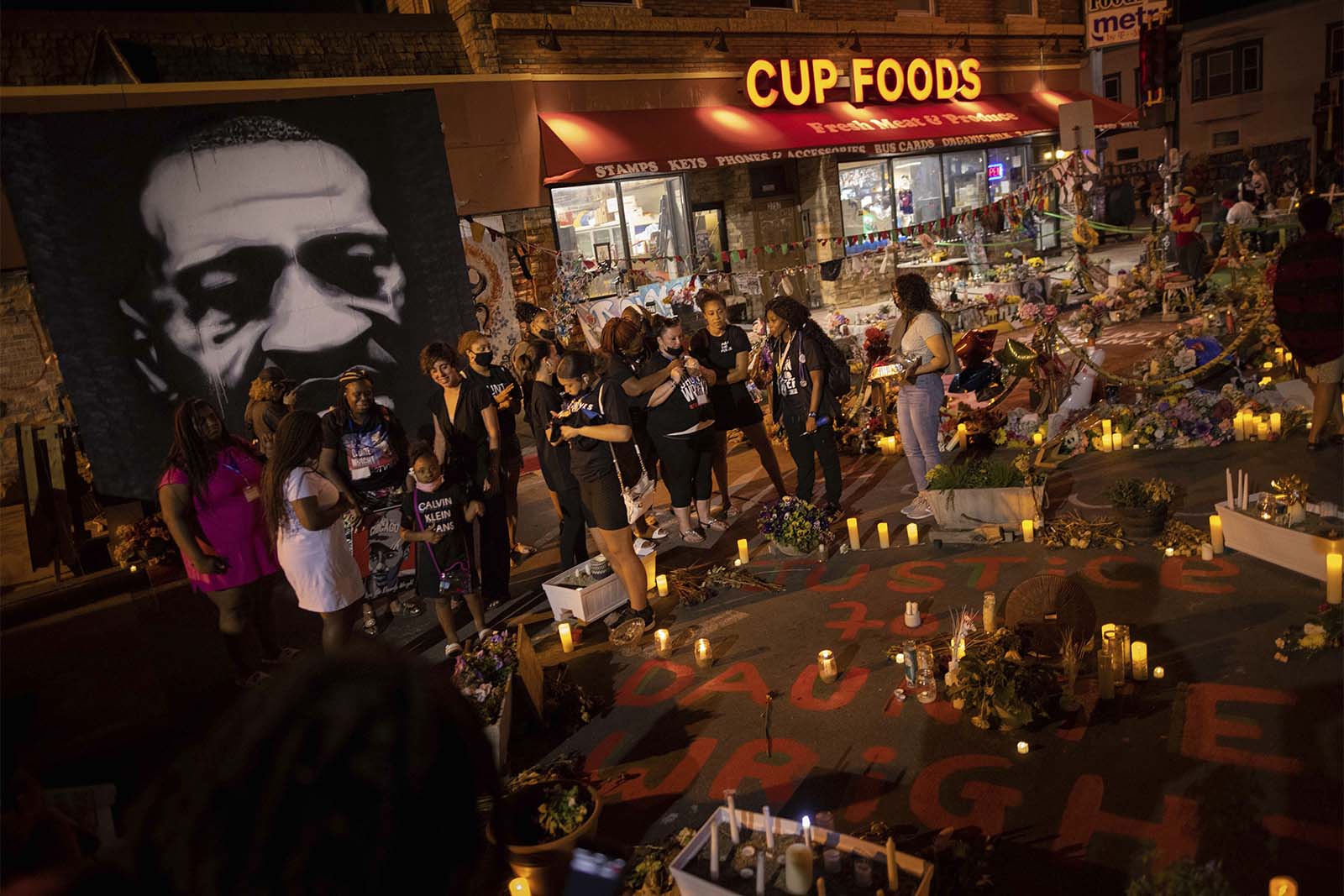 אנשים מדליקים נרות במיאנאפוליס לציון שנה למותו של ג'ורג' פלויד (צילום: AP Photo/Christian Monterrosa)