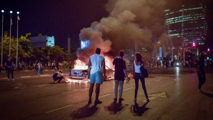 שריפת מכונית בהפגנה בעקבות הריגתו של סלומון טקה בידי שוטר, תל אביב. &quot;אני בתור אתיופית לא יכולה שלא לראות את החיבורים האלה&quot; (צילום: Adam Shuldman/Flash90)