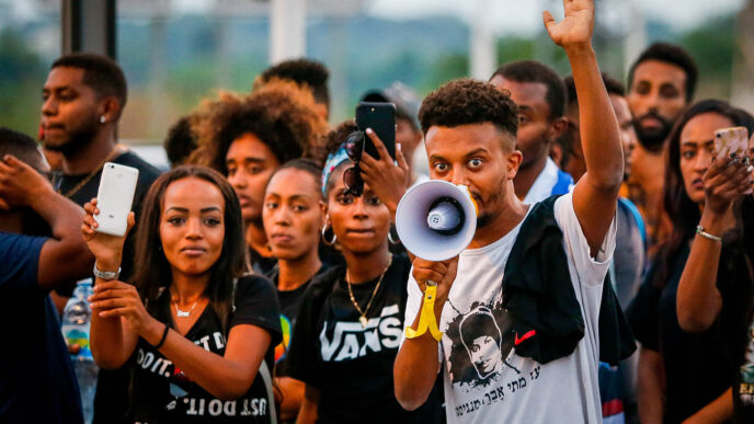 הפגנה נגד אלימות משטרתית, נתניה. &quot;לפחות 50 שנה שאנשים שחורים ממך או מדוכאים ממך נמצאים במקום הזה של להתחנן לשוטר להפסיק&quot; (צילום: Roy Alima/Flash90)