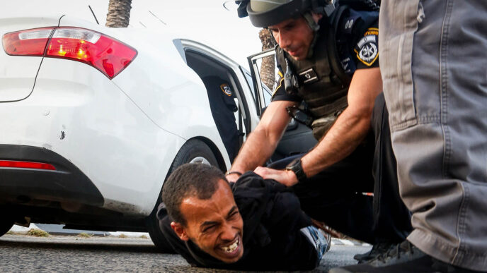 שוטר עוצר מפגין בהפגנה לאחר הריגתו של סלומון טקה בן ה-19 ע&quot;י שוטר, נתניה. &quot;השיר הראשון שפרסמתי נולד בתוך המחאה על האלימות של השוטרים&quot; (צילום: Roy Alima/Flash90)