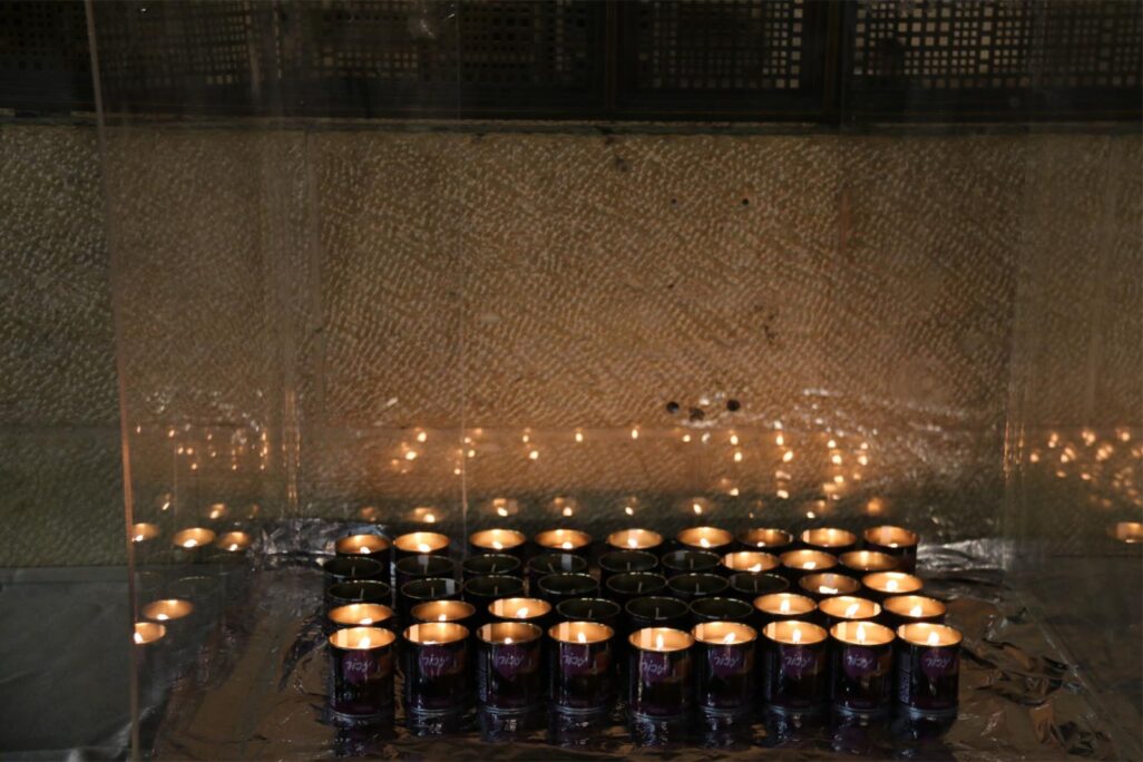 תפילה של משפחות הרוגי מירון בכותל המערבי (צילום: הקרן למורשת הכותל המערבי)
