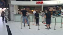 תור בקופות בסינמה סיטי גלילות (צילום: הדס יום טוב)