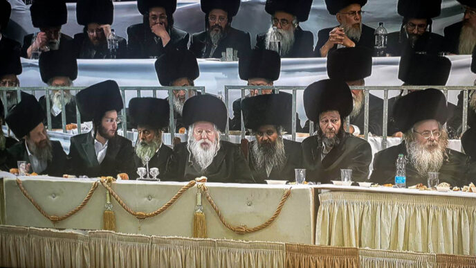 האדמו"ר מגור בחתונת נכדו, השבוע. "יש לי חבר שלמד איתי והיום הוא חילוני, כל המשפחה שלו הגיעה לחתונה" (צילום: אלבום פרטי)