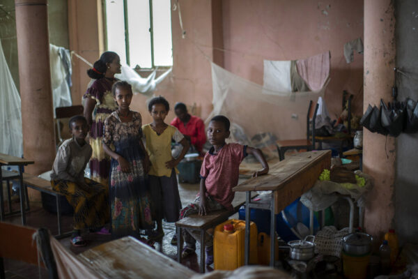 ילדים בבית ספר יסודי המשמש כמחנה עקורים באזור תיגראי שבצפון אתיופיה (צילום: AP Photo/Ben Curtis)