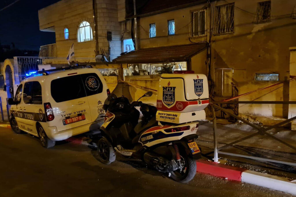 תיעוד מהזירה בירושלים בה נמצאה גופת גבר, ימים רבים לאחר מותו (דוברות זק״א)