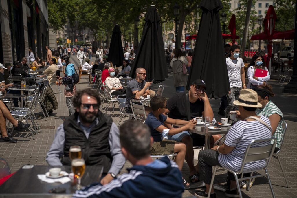 בית קפה בברצלונה, בשבוע שעבר. מקרי המוות והאשפוז בשל הקורונה ברחבי אירופה נמצאים בירידה. (AP Photo/Emilio Morenatti, File)