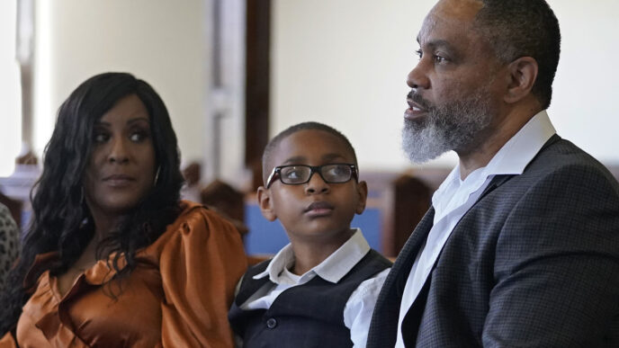 לירוי גיבס השני (מימין), ואשתו טרייסי גיבס עם בנם לירוי גיבס השלישי. &quot;השחורים לא איבדו רק את כל רכושם, אלא גם את הבסיסים שעליהם התחנכו&quot; (AP Photo/Sue Ogrocki)