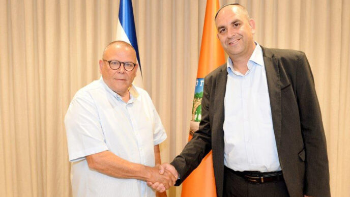 יו"ר ההסתדרות ארנון בר-דוד (משמאל) וראש עיריית לוד יאיר רביבו. (צילום: אגף הדוברות בהסתדרות) יו"ר ההסתדרות ארנון בר-דוד (משמאל) וראש עיריית לוד יאיר רביבו. (צילום: אגף הדוברות בהסתדרות)