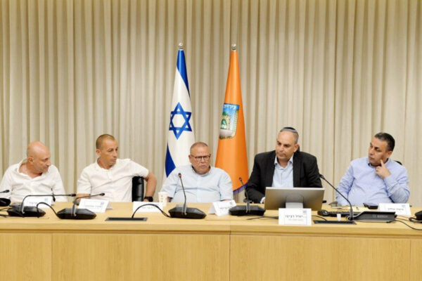 יו"ר ההסתדרות ארנון בר-דוד בביקור מיוחד בלוד ורמלה. (צילום: אגף הדוברות בהסתדרות)