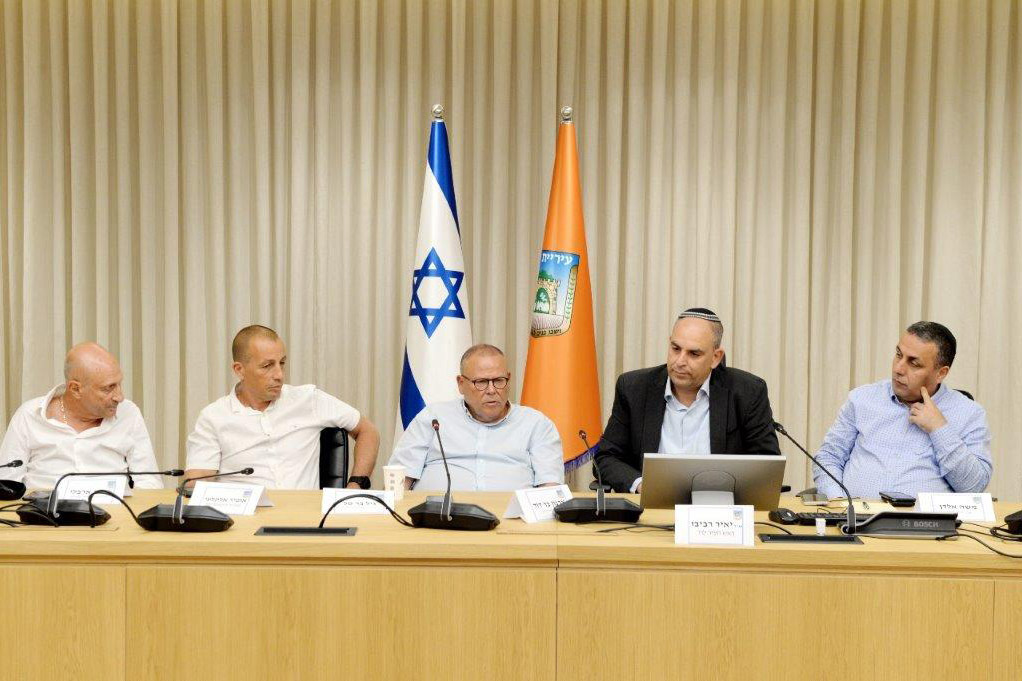 יו"ר ההסתדרות ארנון בר-דוד בביקור מיוחד בלוד ורמלה. (צילום: אגף הדוברות בהסתדרות) יו"ר ההסתדרות ארנון בר-דוד בביקור מיוחד בלוד ורמלה. (צילום: אגף הדוברות בהסתדרות)
