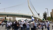 נכי צה"ל חוסמים את צומת גשר המיתרים בכניסה לירושלים (צילום: ארגון נכי צה"ל)