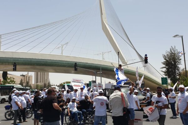 נכי צה"ל חוסמים את צומת גשר המיתרים בכניסה לירושלים (צילום: ארגון נכי צה"ל)