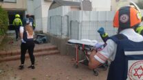 פגיעה ישירה בבית באשקלון (צילום: מד"א)