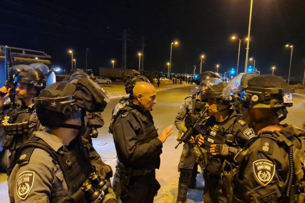 מפקד מרחב הנגב במשטרה, יאיר חצרוני, בתדרוך למפקדים סמוך לשגב שלום, שם נחסמו כבישים לתנועה על ידי מפגינים ערבים (צילום: דוברות המשטרה)