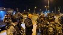 מפקד מרחב הנגב במשטרה, יאיר חצרוני, בתדרוך למפקדים סמוך לשגב שלום, שם נחסמו כבישים לתנועה על ידי מפגינים ערבים (צילום: דוברות המשטרה)