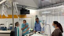 ראש עיריית תל אביב יפו רון חולדאי מבקר את הילד מוחמד עג'ר, שנפצע קשה מהשלכת בקבוק תבערה לעבר ביתו, בבית החולים שיבא (צילום: דוברות עיריית תל אביב יפו)