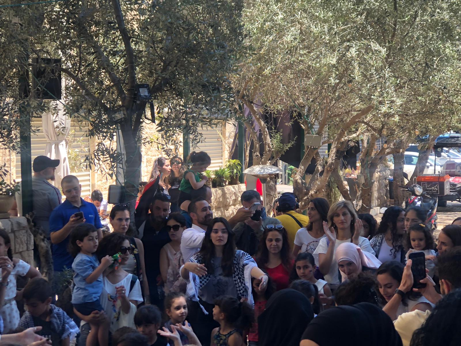 סדנא להורים ולילדים, במסגרת שביתת המחאה בחברה הערבית בכיכר המעיין במרכז נצרת (צילומים: זו הדרך)