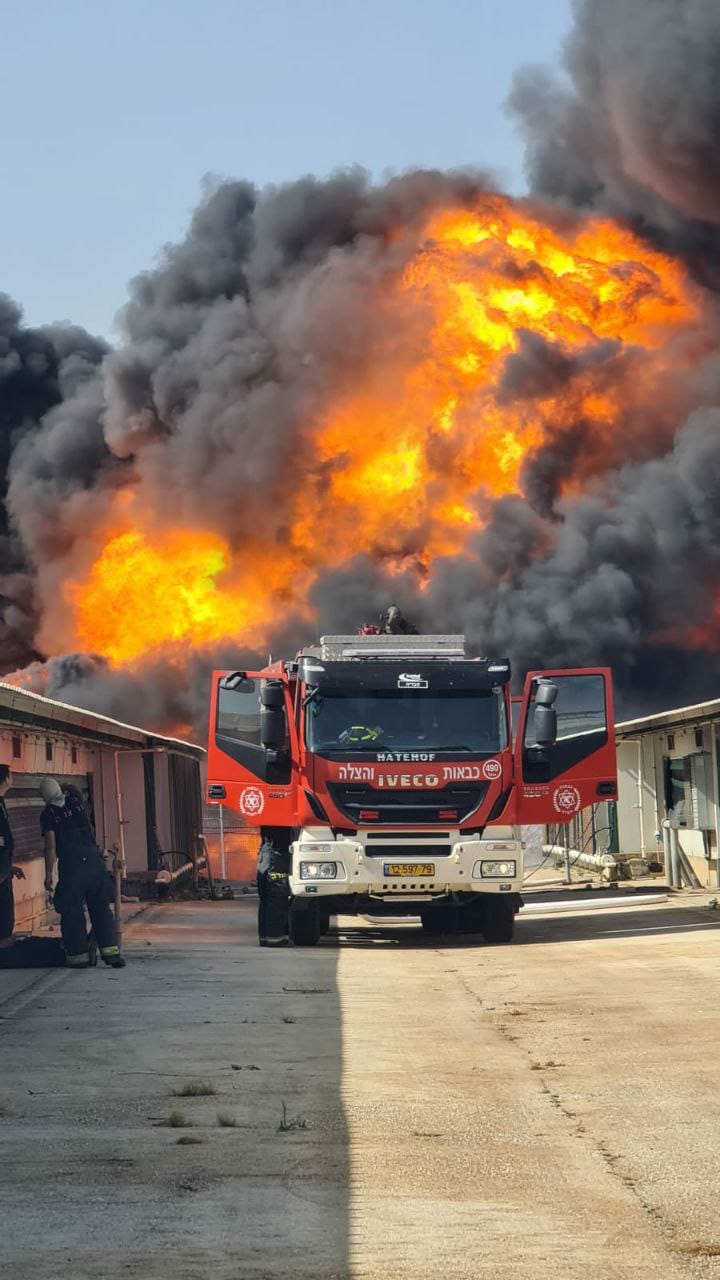 שריפה באזור התעשייה כלנית (צילום: דוברות כבאות והצלה מחוז צפון)