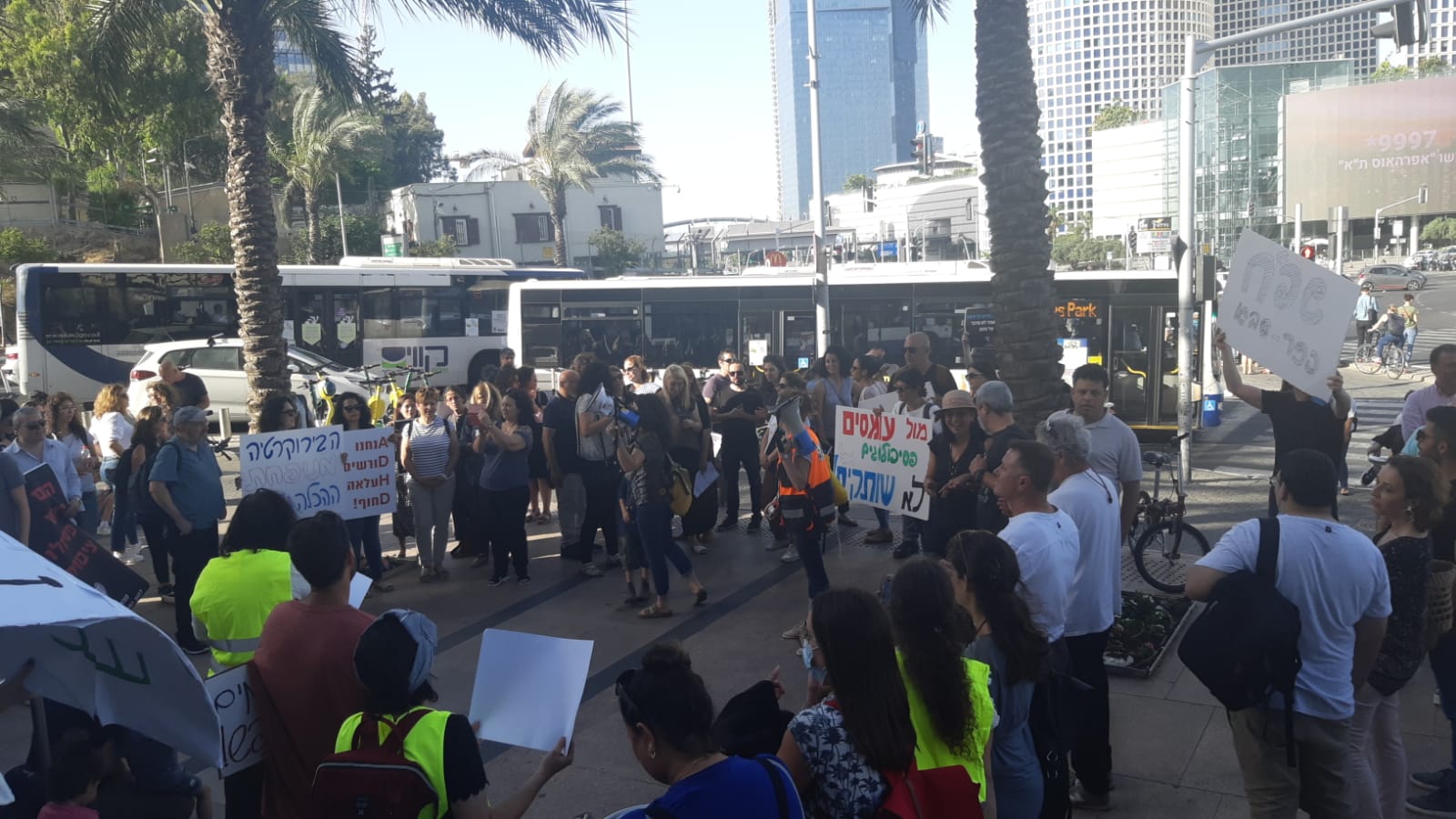 הפגנת הפסיכולוגים החינוכיים מול קריית הממשלה בתל אביב במחאה על עומסי העבודה, 30 במאי 2021 (צילום: מיכל מרנץ)