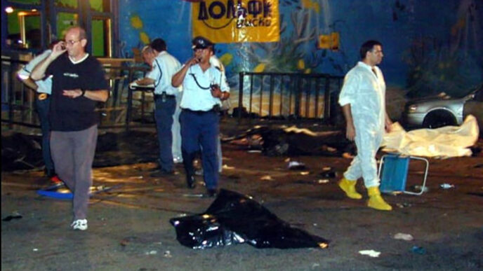 שקי גופות ואנשי ביטחון, לאחר הפיגוע בדולפינריום, 1 ביוני 2001. רוב הנרצחות היו נערות שעמדו בתור בכניסה למועדון (צילום: דובר צה&quot;ל)
