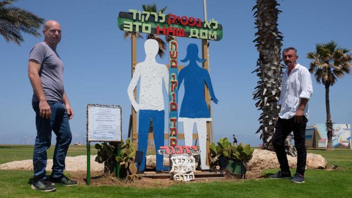 בוריס שינדלר (משמאל) וויקטור קומוזדרז'ניק ליד "אנדרטת המשפחות". "עלתה לי בחילה נוראית. רציתי להקיא" (צילום: דוד טברסקי)