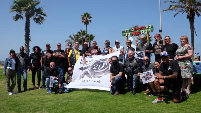 חבורת האופנוענים. "באחד הרכבים שמנו צפירה של יום הזיכרון שהפעלנו ב-23:45, שעת הפיגוע, שכולם ישמעו" (צילום: דוד טברסקי)