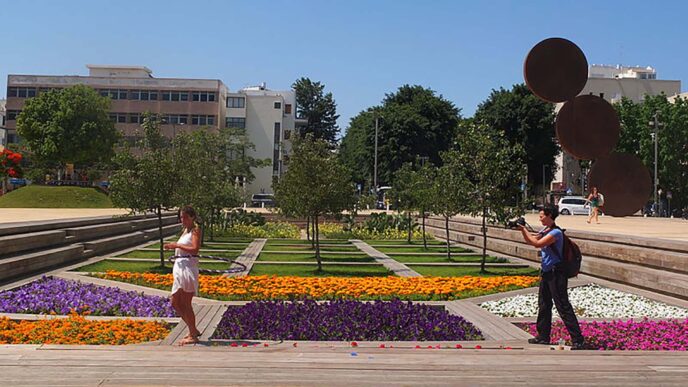 כיכר התזמורת מול היכל התרבות בתל אביב. עיצב בהזמנת העירייה ופעל בנחרצות נגד אותה עירייה (צילום: מיכאל יעקובסון)