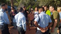 מחאה מול משטרת זכרון יעקב בעקבות אירועי האלימות בין יהודים וערבים באזור בתקופה האחרונה (צילום: יהל פרג')