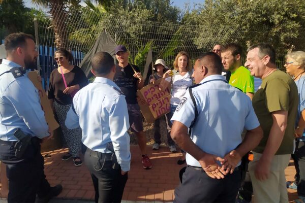 תושבים הפגינו מול תחנת המשטרה בזכרון יעקב במחאה על תקיפת נהג ערבי בבנימינה