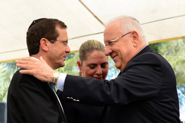 הנשיא ה-10 של ישראל ראובן ריבלין (מימין) והנשיא ה-11 יצחק הרצוג. ארכיון.(צילום: קובי גדעון/לע"מ)