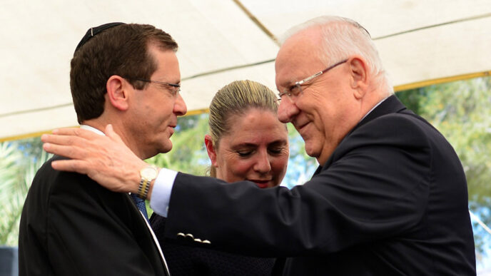 הנשיא ה-10 של ישראל ראובן ריבלין (מימין) והנשיא ה-11 יצחק הרצוג (צילום: קובי גדעון/לע&quot;מ)