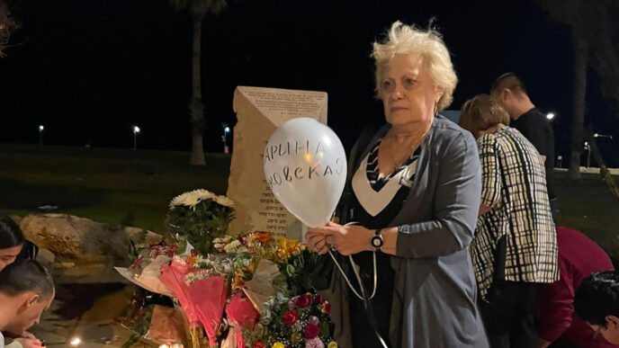 לילה ברקובסקי, אמה של מרינה ברקובסקי שנרצחה בפיגוע בדולפינריום, בטקס הפרחת הבלונים. &quot;זה הזיכרון האותנטי של הקהילה שלנו, טהור כואב ועצוב&quot; (צילום: בוריס שינדלר)