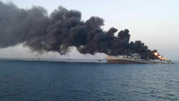 שריפה באניית מלחמה איראנית (צילום: West Asia News Agency via REUTERS)