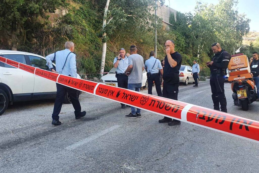 זירת האירוע בגבעת זאב, בו נדקרו שני שוטרים. (צילום: דוברות המשטרה) זירת האירוע בגבעת זאב, בו נדקרו שני שוטרים. (צילום: דוברות המשטרה)