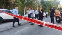 זירת האירוע בגבעת זאב, בו נדקרו שני שוטרים. (צילום: דוברות המשטרה)