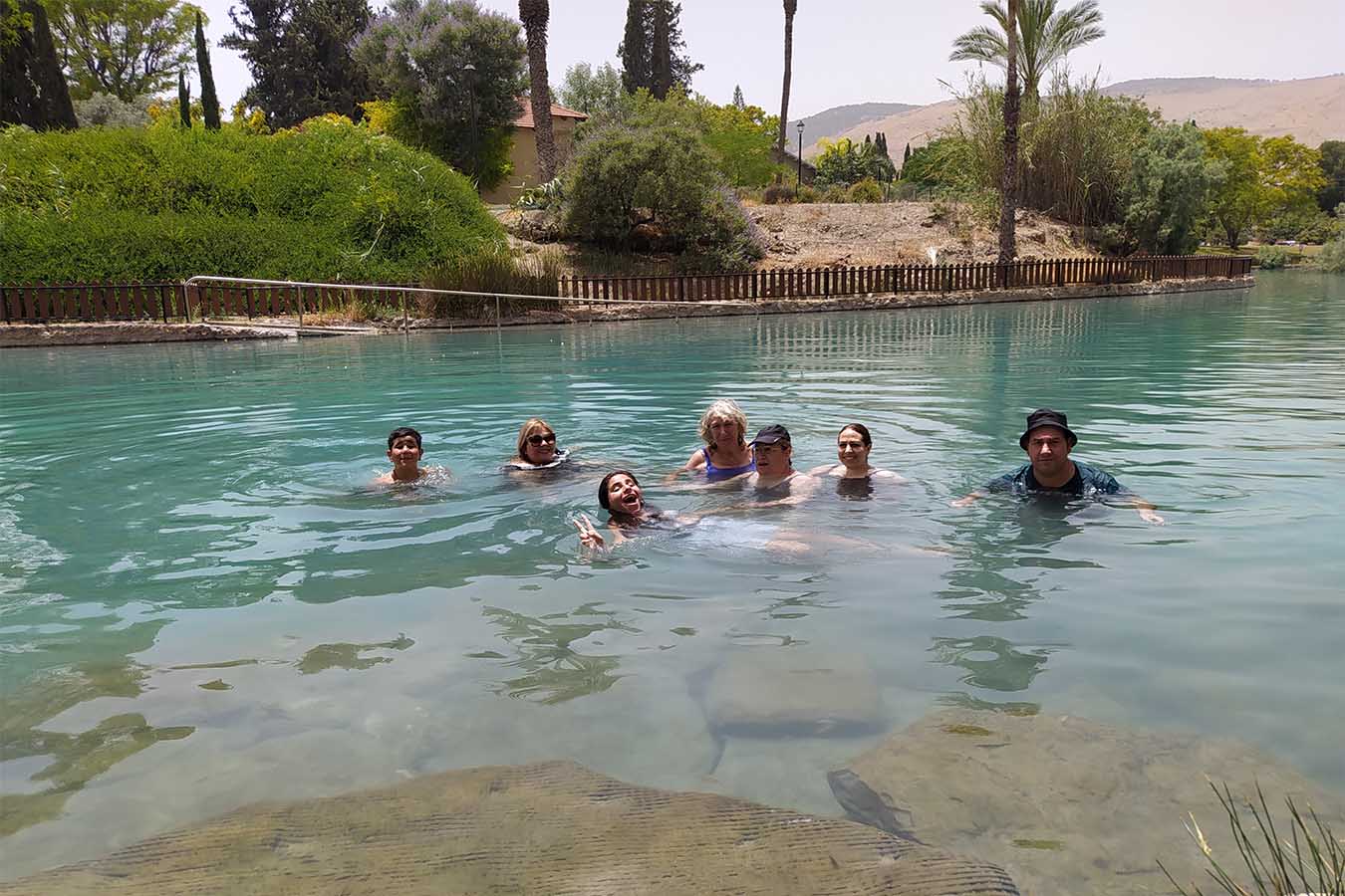 משפחת לוי-לביא-לרנר שהגיעה להתארח בניר דוד, רוחצת בנחל האסי (צילום: יהל פרג')