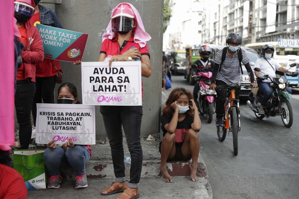 נשים בפיליפינים מפיגנות נגד פגיעה בתעסוקת נשים בעקבות משבר הקורונה (צילום: AP Photo/Aaron Favila)