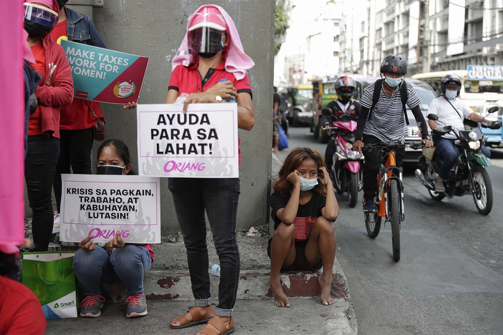 נשים בפיליפינים מפגינות נגד פגיעה בתעסוקת נשים בעקבות משבר הקורונה (צילום: AP Photo/Aaron Favila)