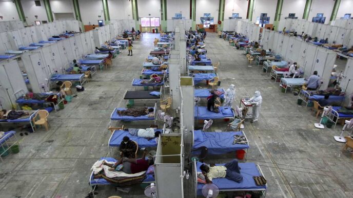 מרכז זמני לטיפול בחולי קורונה בהודו. &quot;בתי החולים ומרכזי הטיפול שלנו עמוסים מדי&quot; (AP Photo/R. Parthibhan)