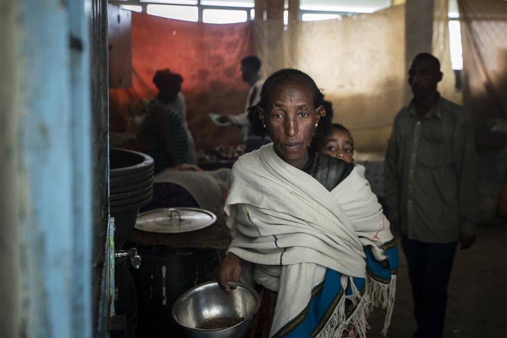 מרכז חירום לחלוקת מזון במחוז תיגראי באתיופיה.  יותר מ-350 אלף טונות של מזון נמצאות באתיופיה, אבל רק מעט מהסיוע הזה יגיע לתיגראי (AP Photo/Ben Curtis, File)